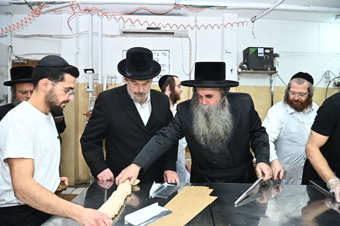 הגאון רבי סיני הלברשטאם באפיית מצות