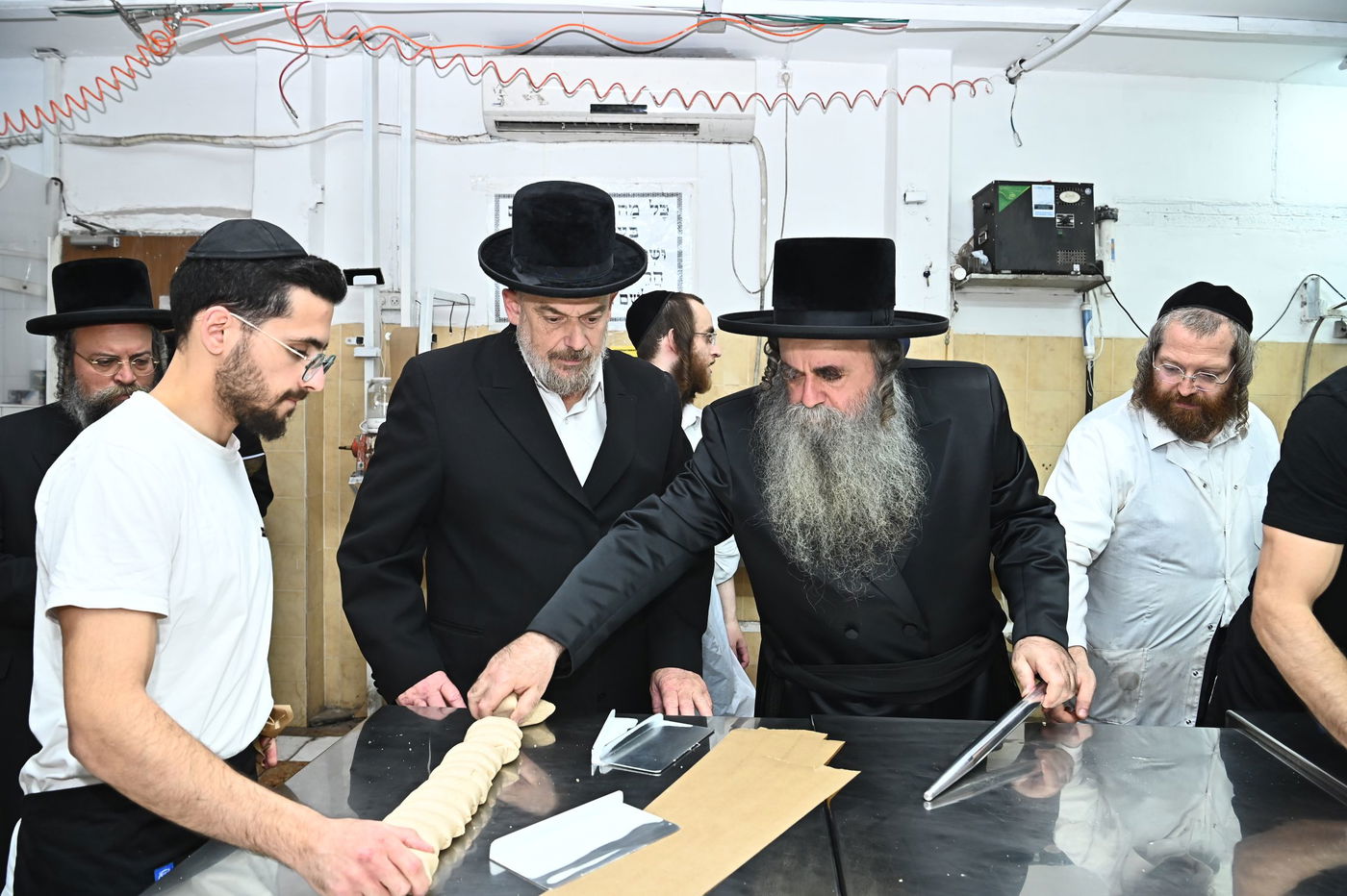 הגאון רבי סיני הלברשטאם באפיית מצות