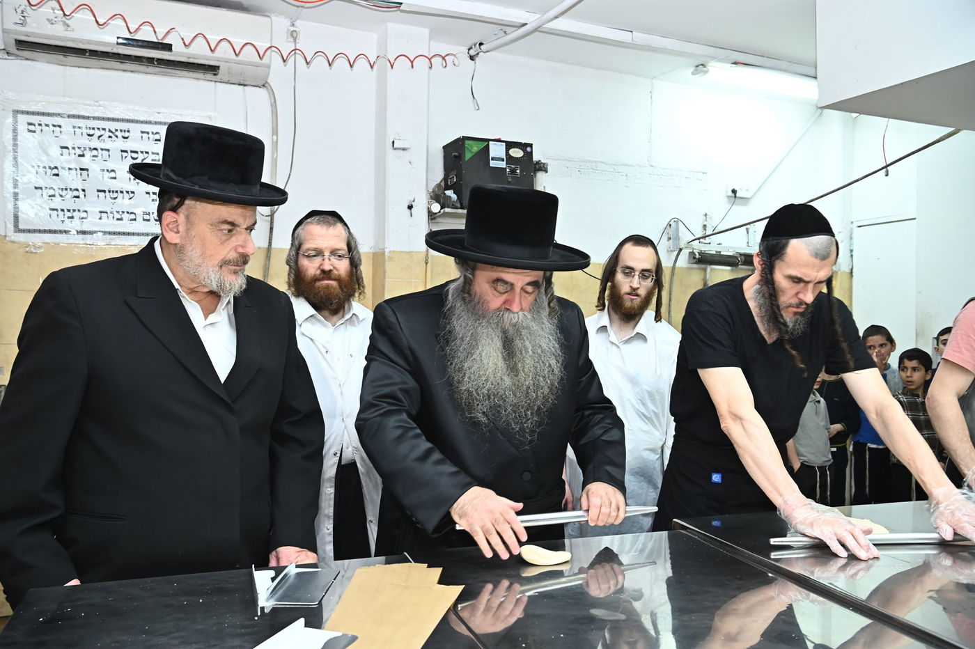 הגאון רבי סיני הלברשטאם באפיית מצות