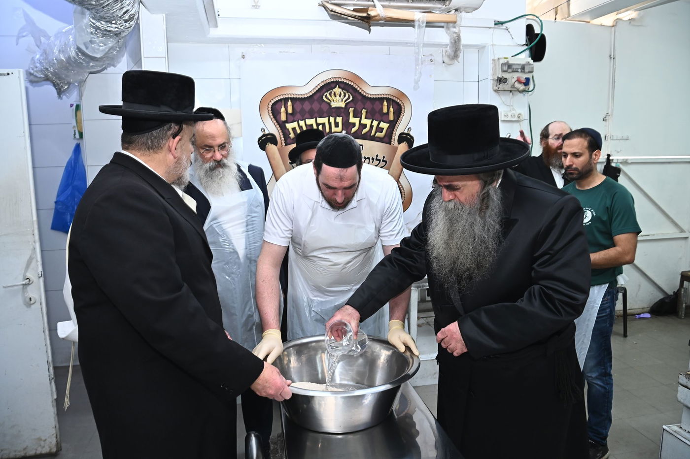 הגאון רבי סיני הלברשטאם באפיית מצות