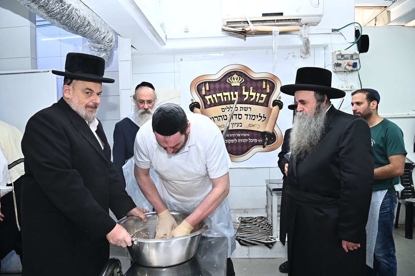 הגאון רבי סיני הלברשטאם באפיית מצות