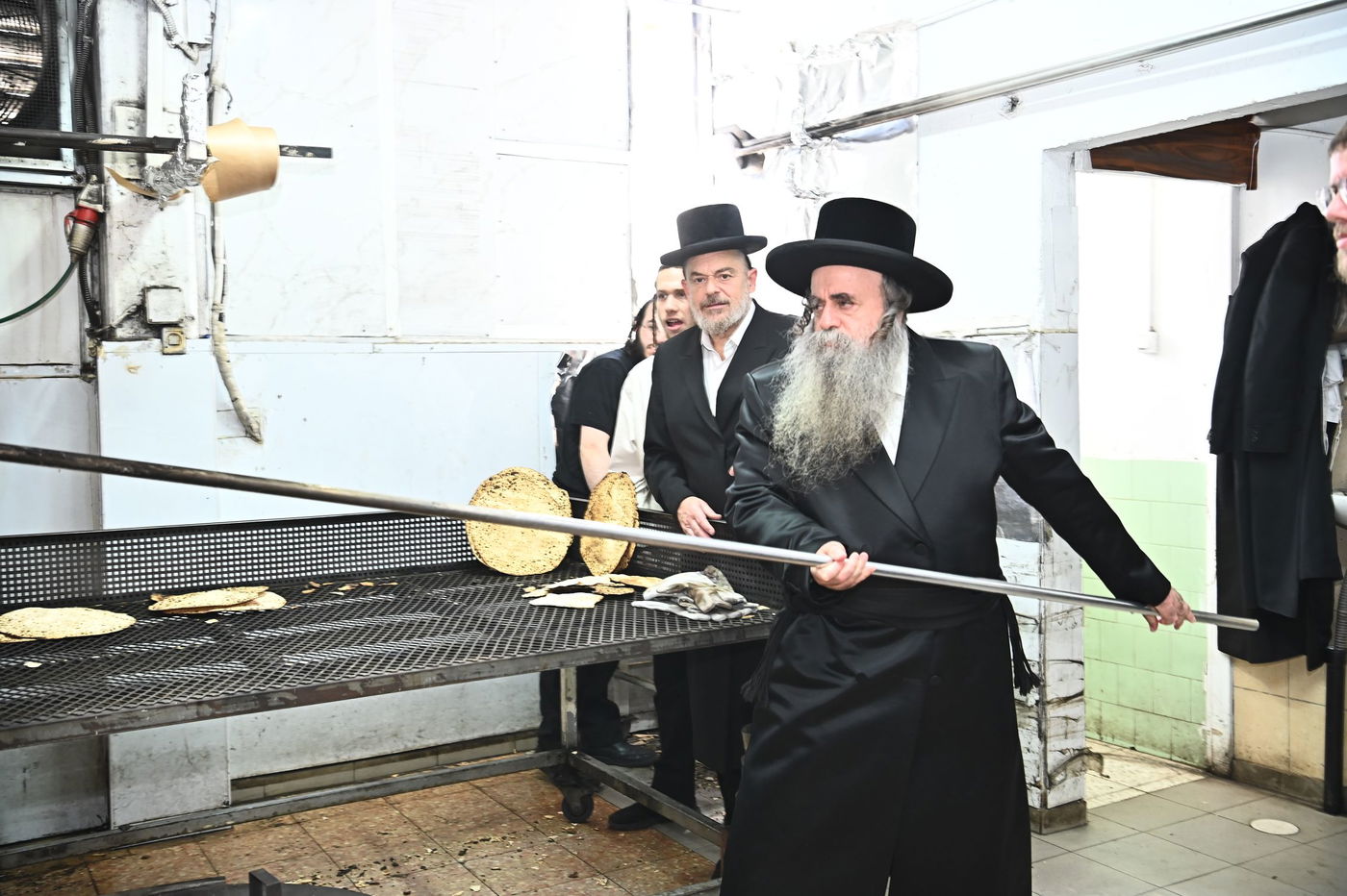 הגאון רבי סיני הלברשטאם באפיית מצות