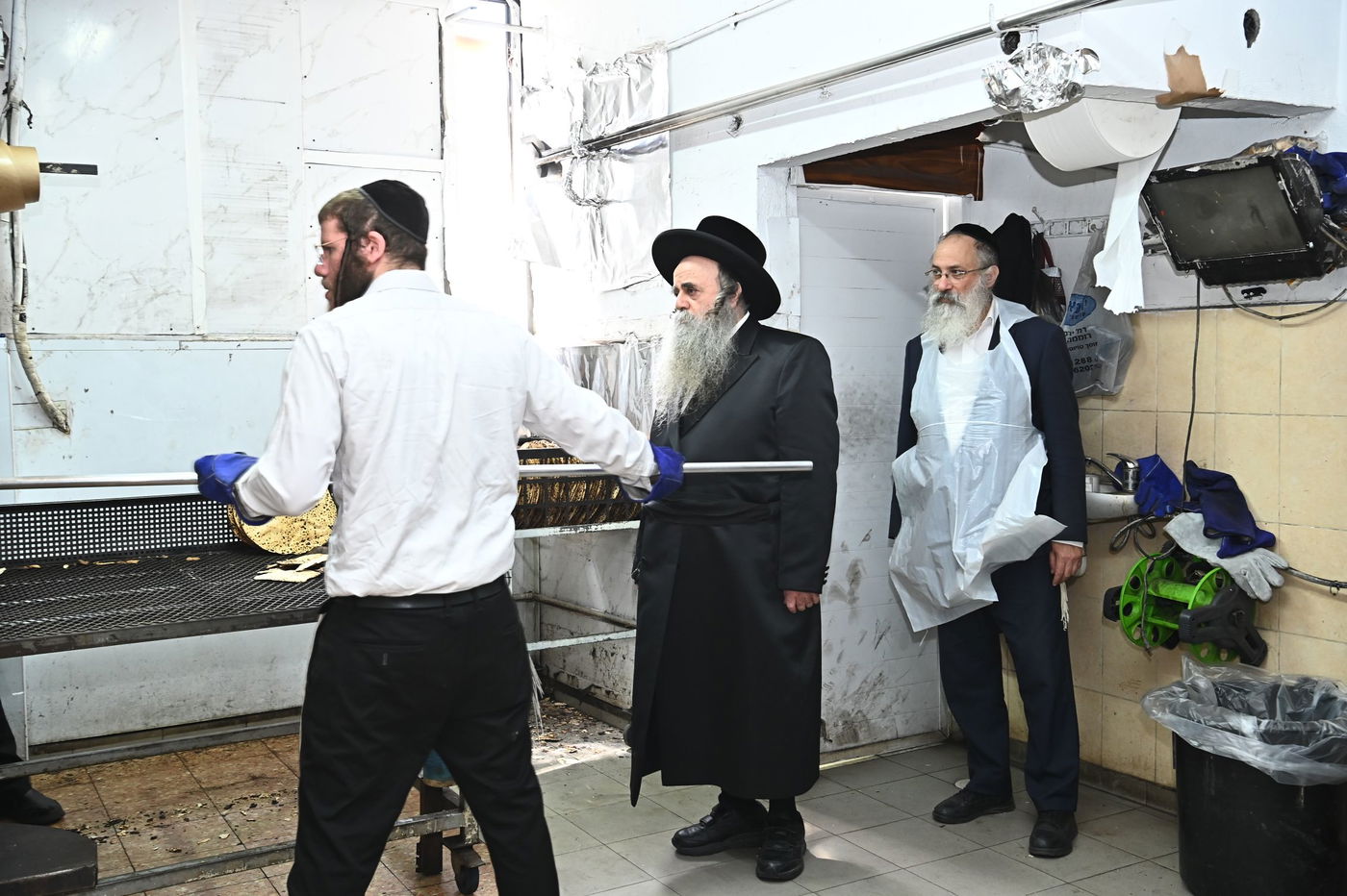 הגאון רבי סיני הלברשטאם באפיית מצות