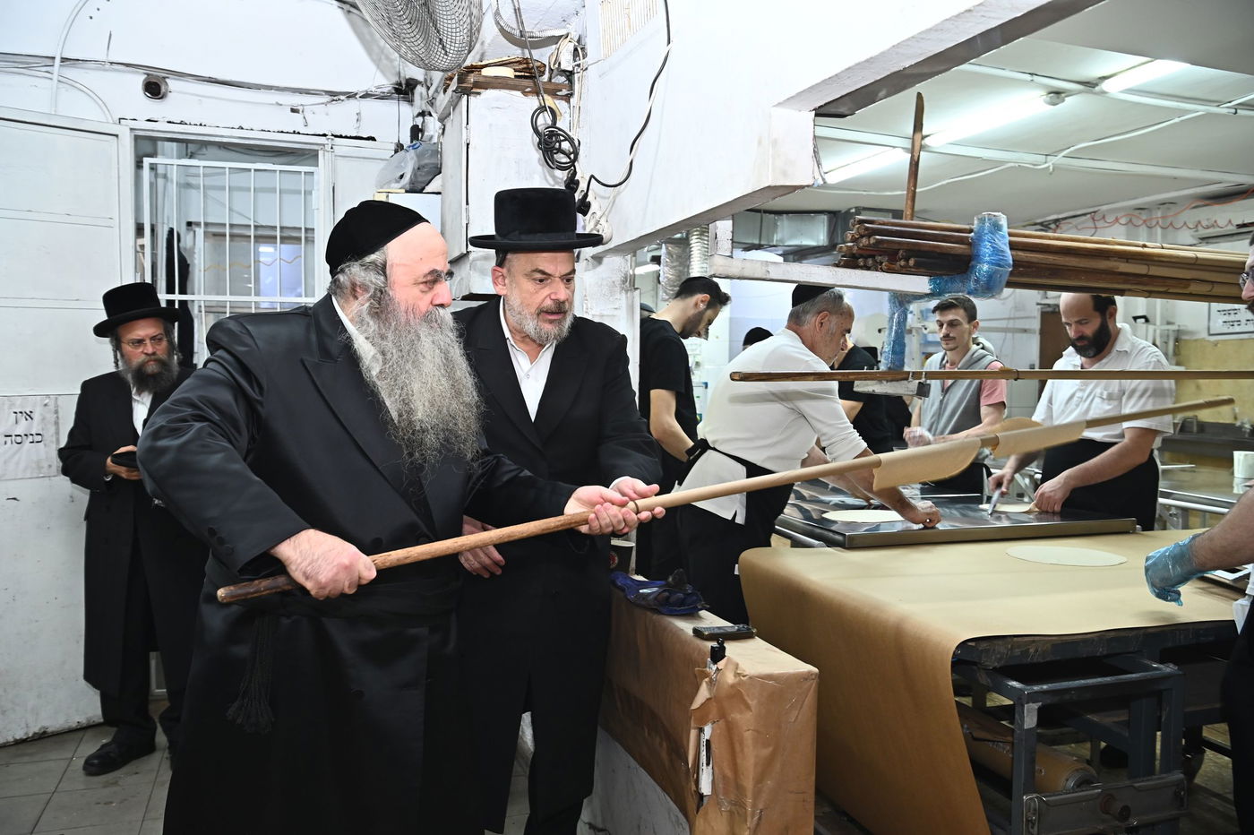 הגאון רבי סיני הלברשטאם באפיית מצות