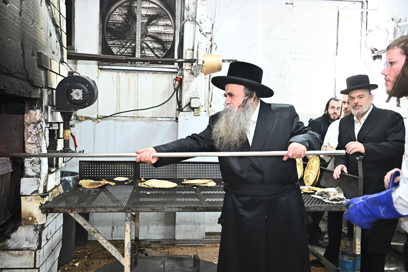 הגאון רבי סיני הלברשטאם באפיית מצות