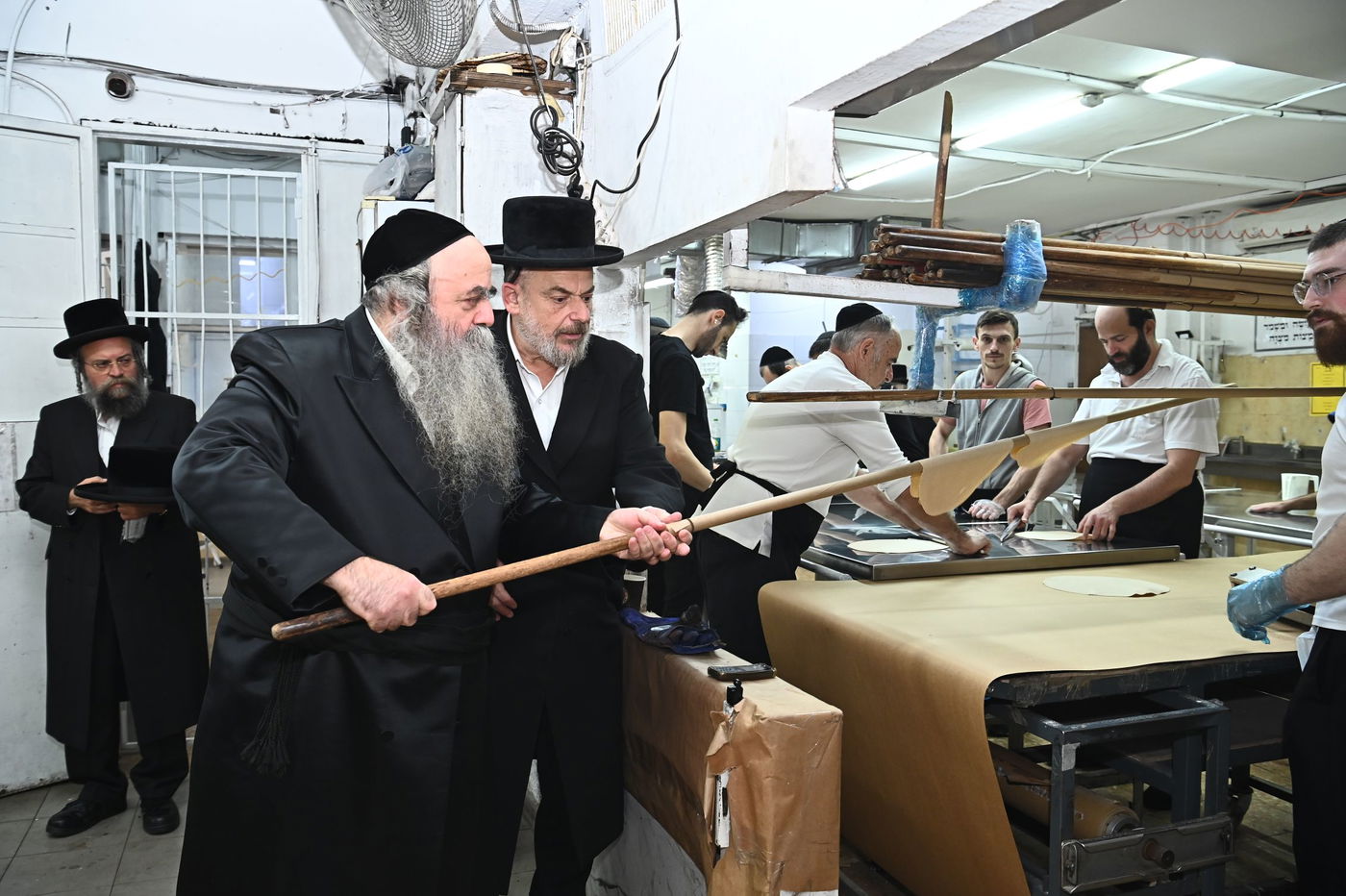 הגאון רבי סיני הלברשטאם באפיית מצות