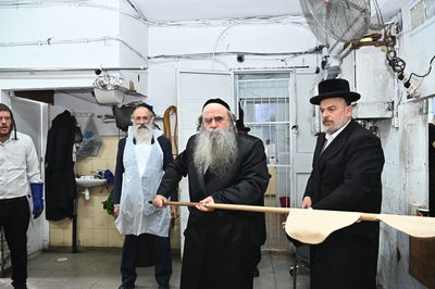 הגאון רבי סיני הלברשטאם באפיית מצות