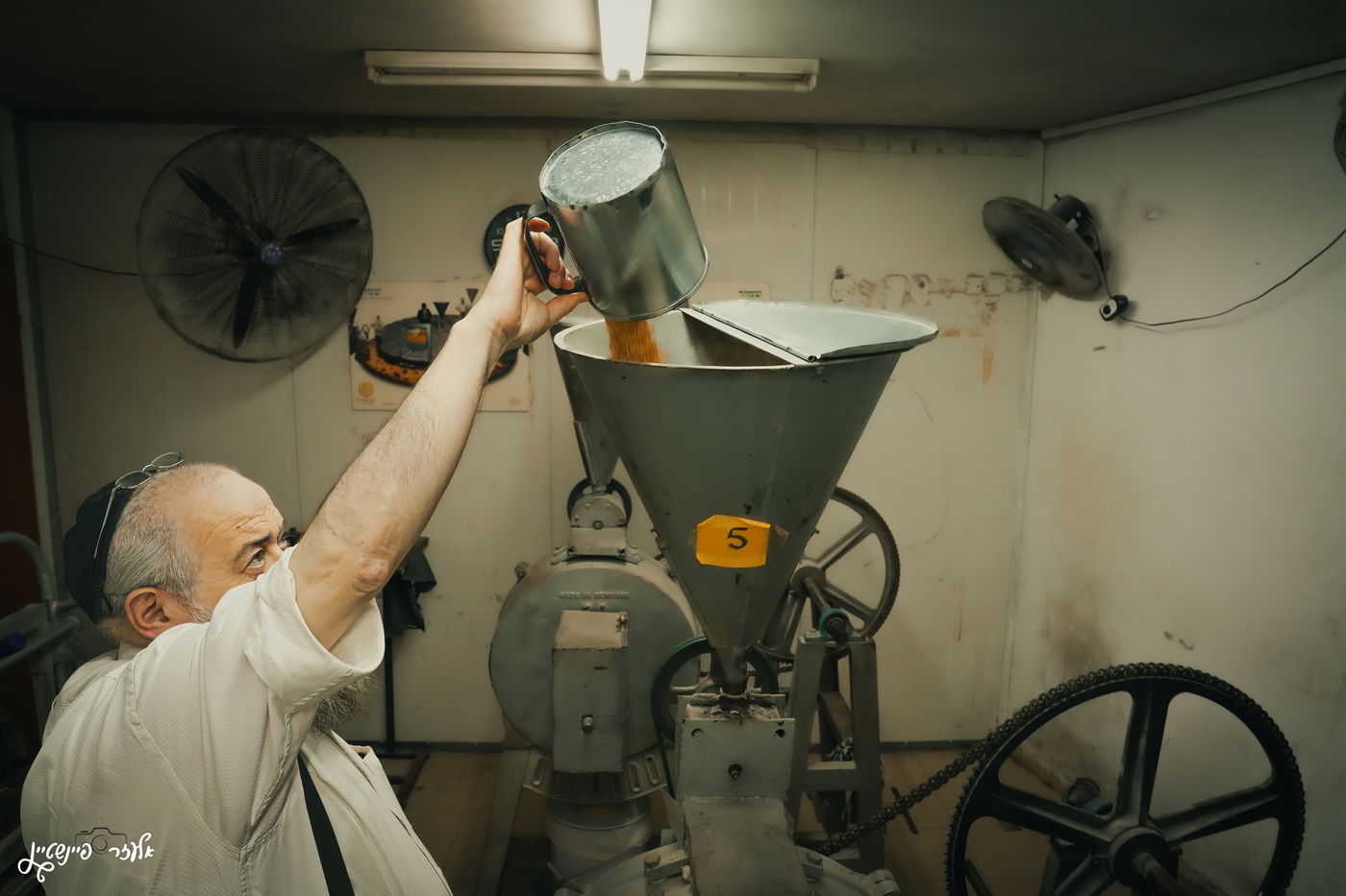 טחינת חיטים בבני ברק