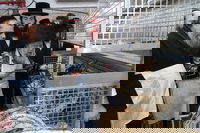 האדמו"ר מקרעטשניף סיגעט בהפרשת חלה