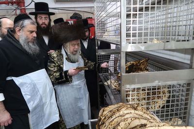 האדמו"ר מקרעטשניף סיגעט בהפרשת חלה