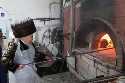 האדמו"ר מקרעטשניף סיגעט באפיית מצות