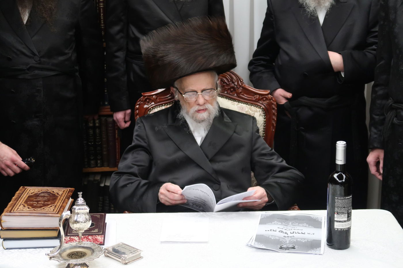 האדמו"ר מסערט ויז'ניץ בחלוקת יין לארבע כוסות למצטייני הישיבה 