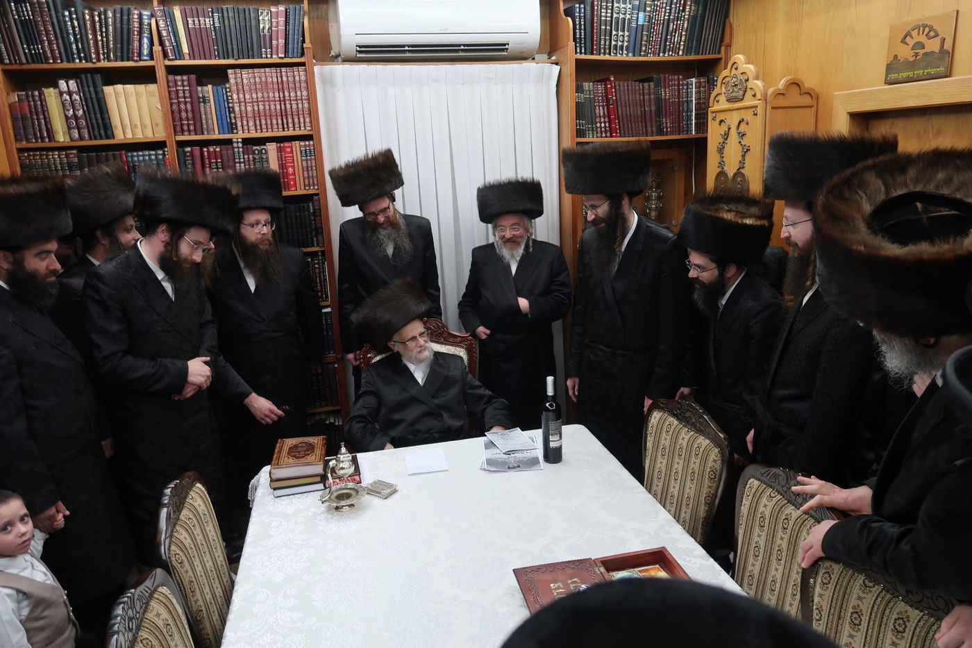 האדמו"ר מסערט ויז'ניץ בחלוקת יין לארבע כוסות למצטייני הישיבה 