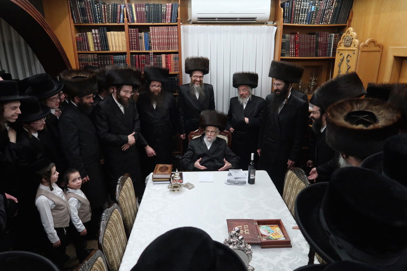 האדמו"ר מסערט ויז'ניץ בחלוקת יין לארבע כוסות למצטייני הישיבה 