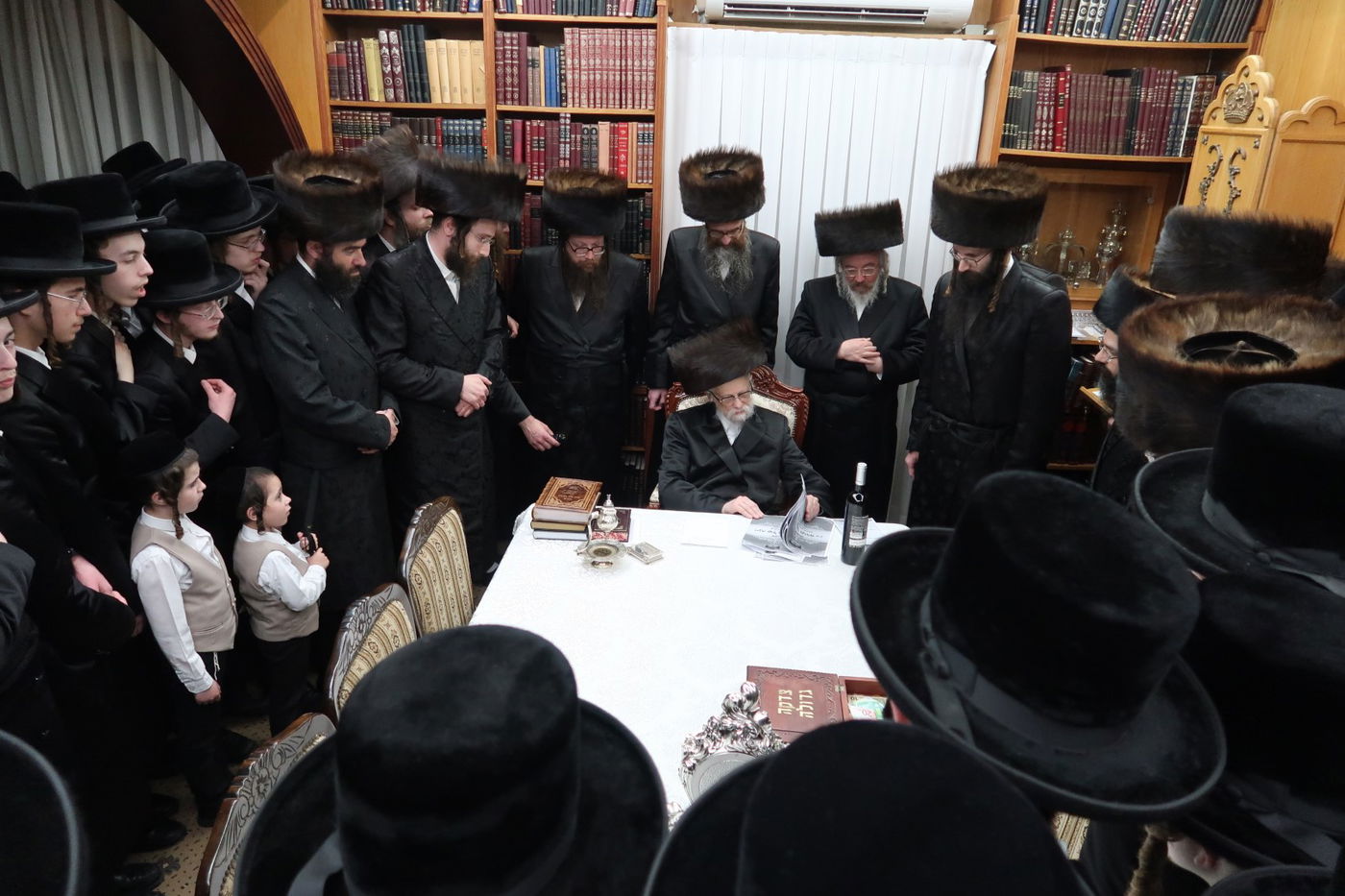 האדמו"ר מסערט ויז'ניץ בחלוקת יין לארבע כוסות למצטייני הישיבה 