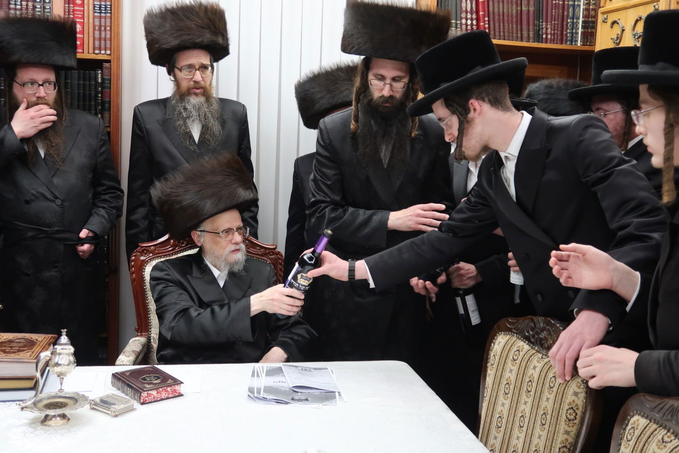 האדמו"ר מסערט ויז'ניץ בחלוקת יין לארבע כוסות למצטייני הישיבה 