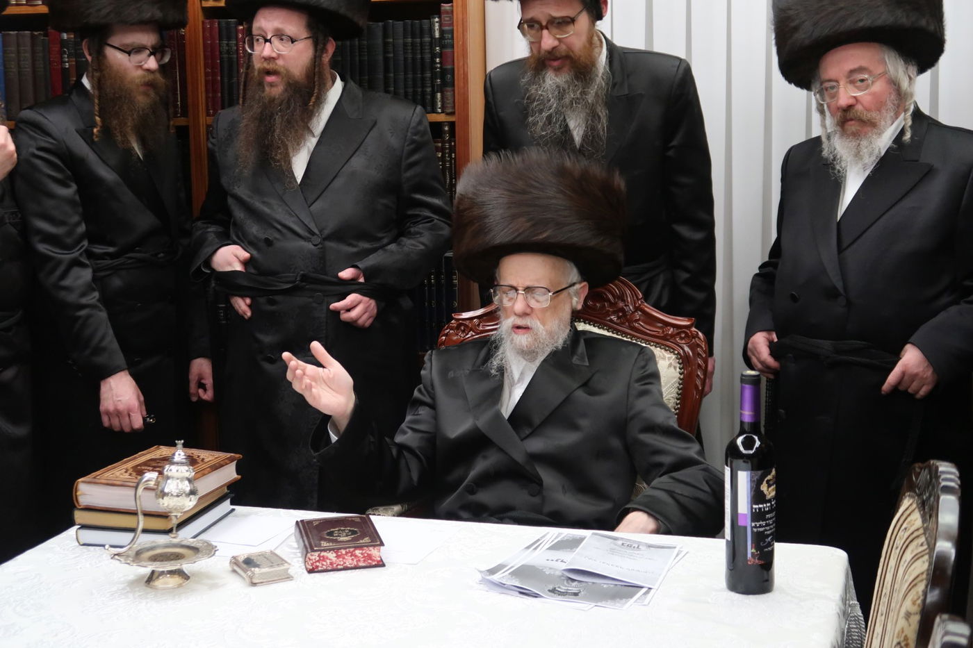 האדמו"ר מסערט ויז'ניץ בחלוקת יין לארבע כוסות למצטייני הישיבה 