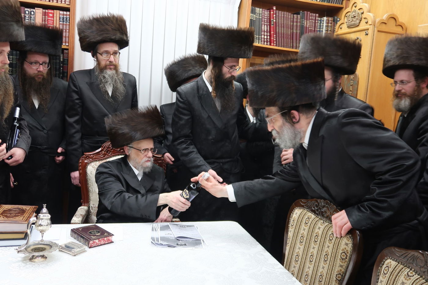 האדמו"ר מסערט ויז'ניץ בחלוקת יין לארבע כוסות למצטייני הישיבה 