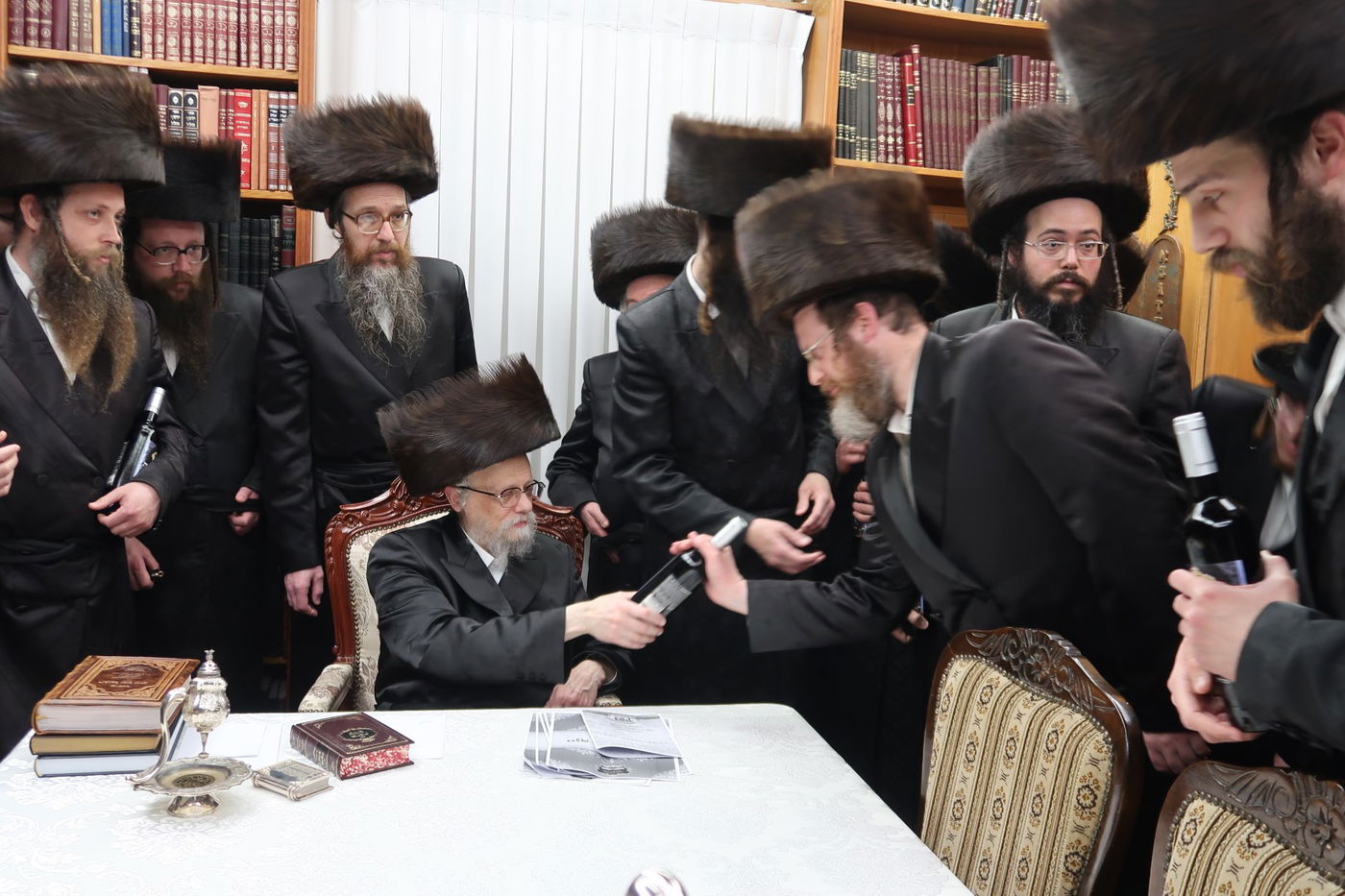 האדמו"ר מסערט ויז'ניץ בחלוקת יין לארבע כוסות למצטייני הישיבה 