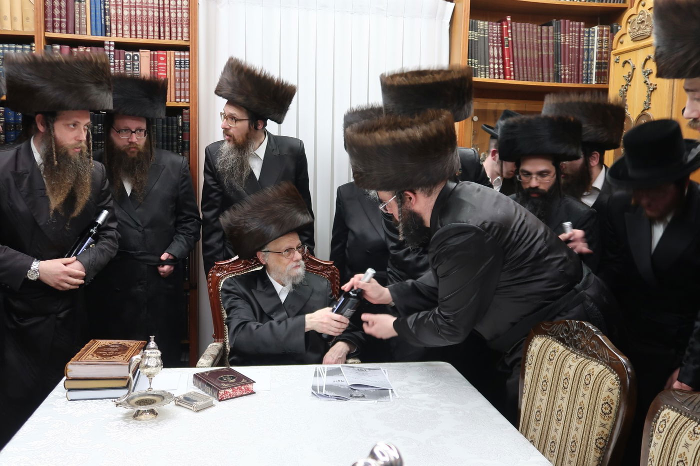 האדמו"ר מסערט ויז'ניץ בחלוקת יין לארבע כוסות למצטייני הישיבה 