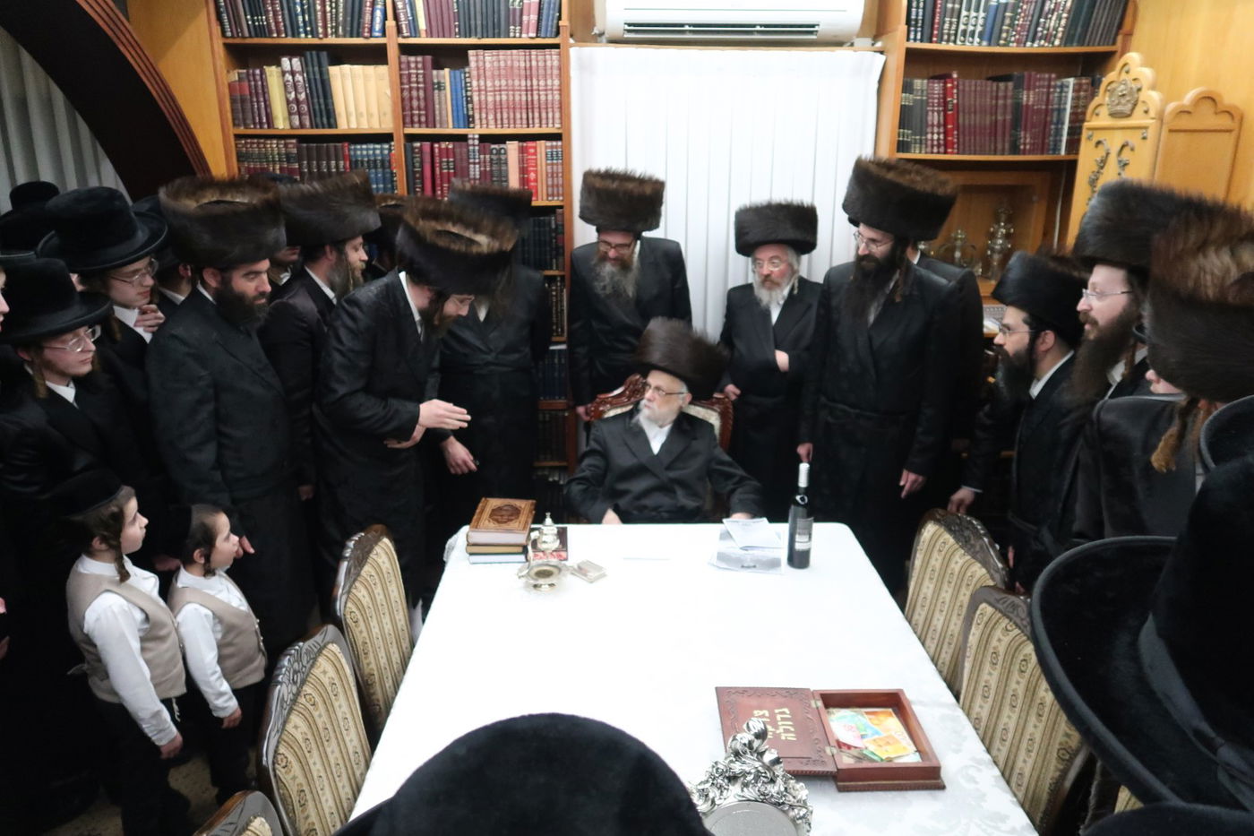 האדמו"ר מסערט ויז'ניץ בחלוקת יין לארבע כוסות למצטייני הישיבה 