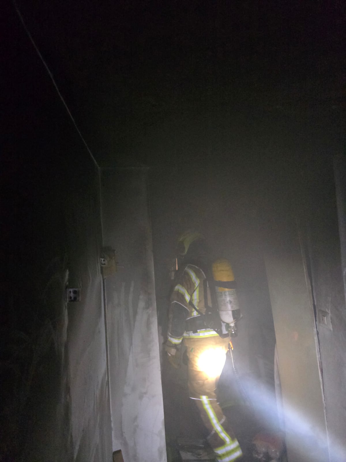 דירה נבנתה בביתר במקום פתח היציאה; המשפחה נלכדה