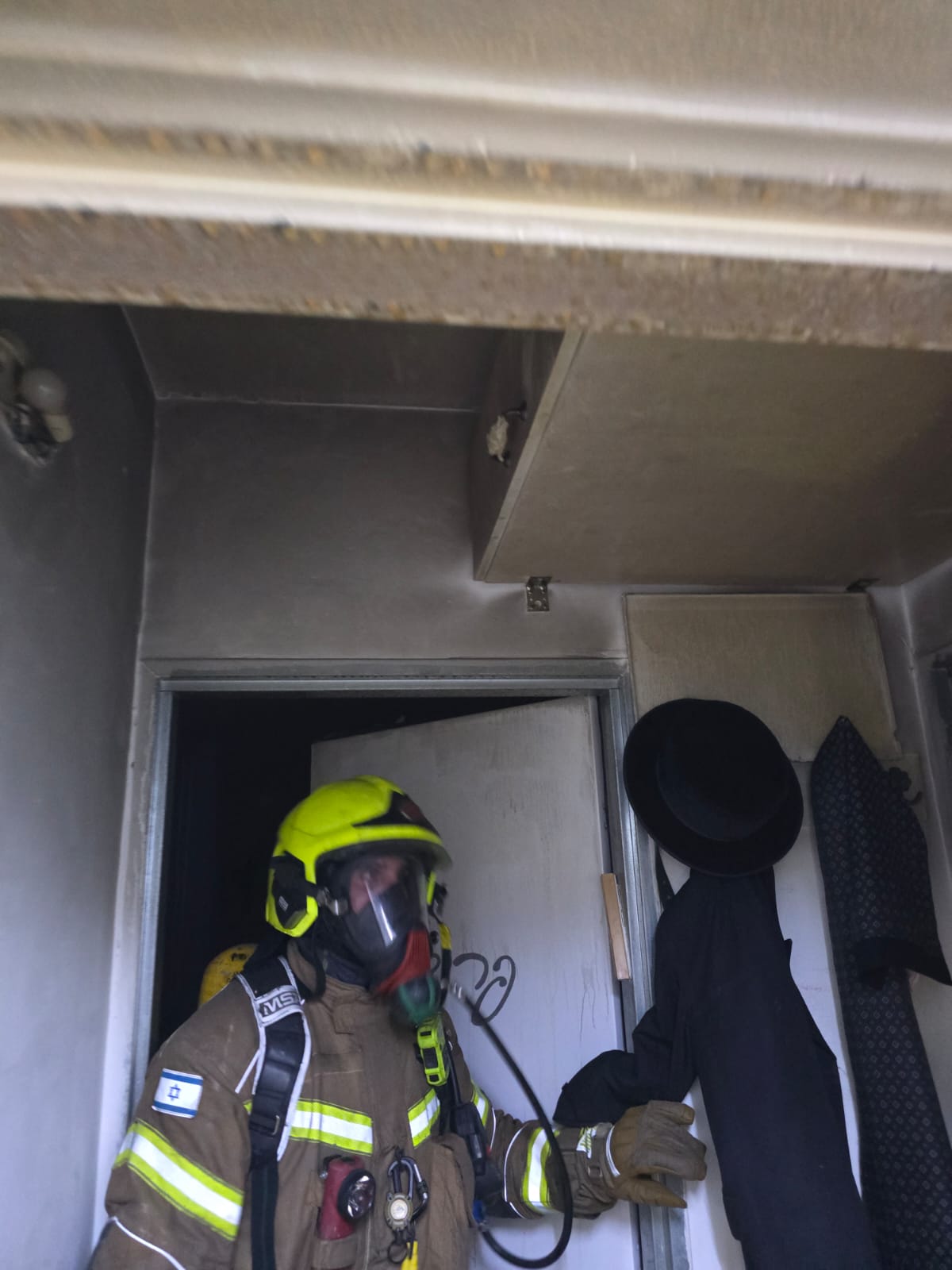 דירה נבנתה בביתר במקום פתח היציאה; המשפחה נלכדה