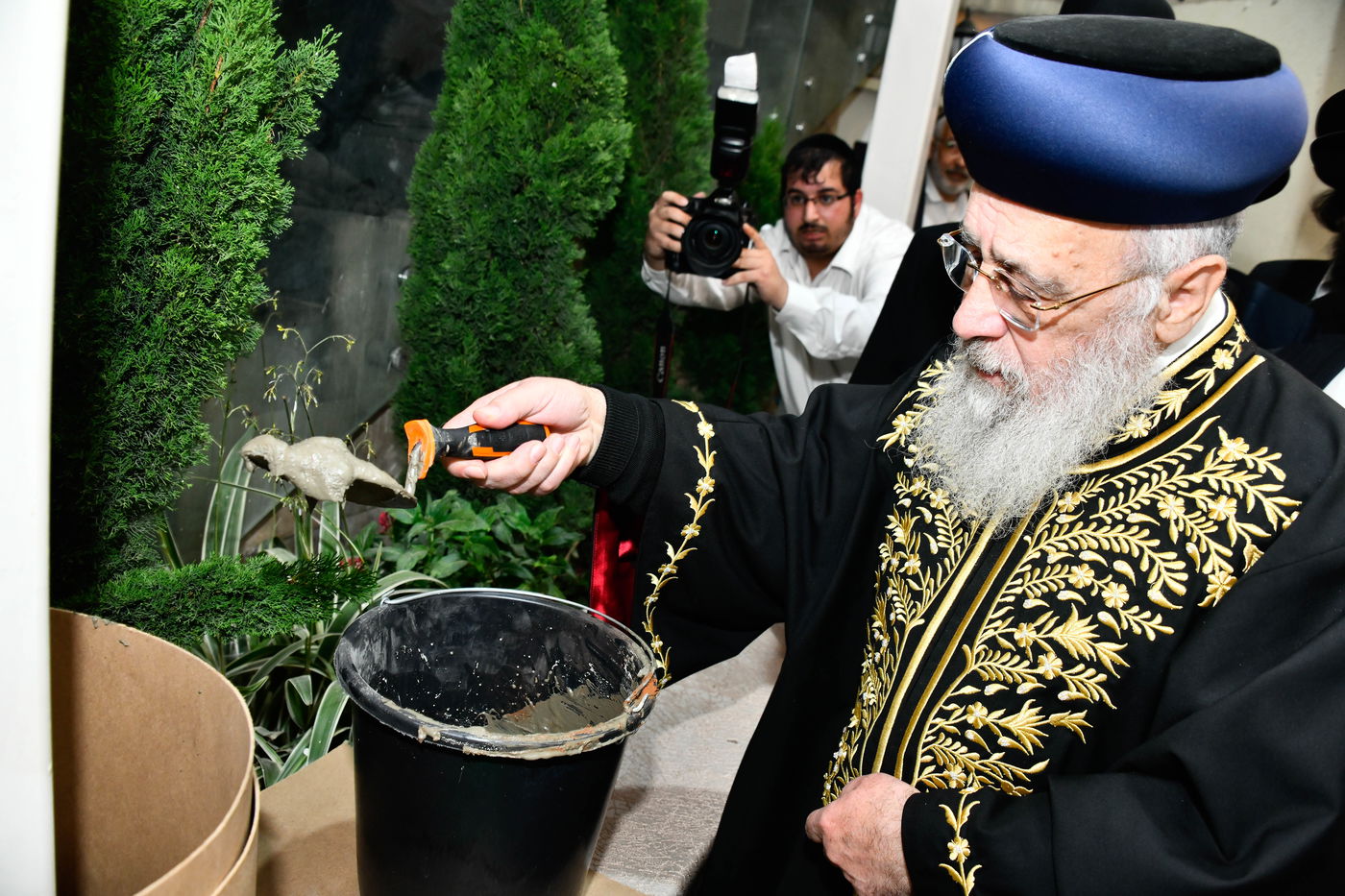 מעמד יציקת עמודי הבית הוראה ועצרת חיזוק בהיכל מרן