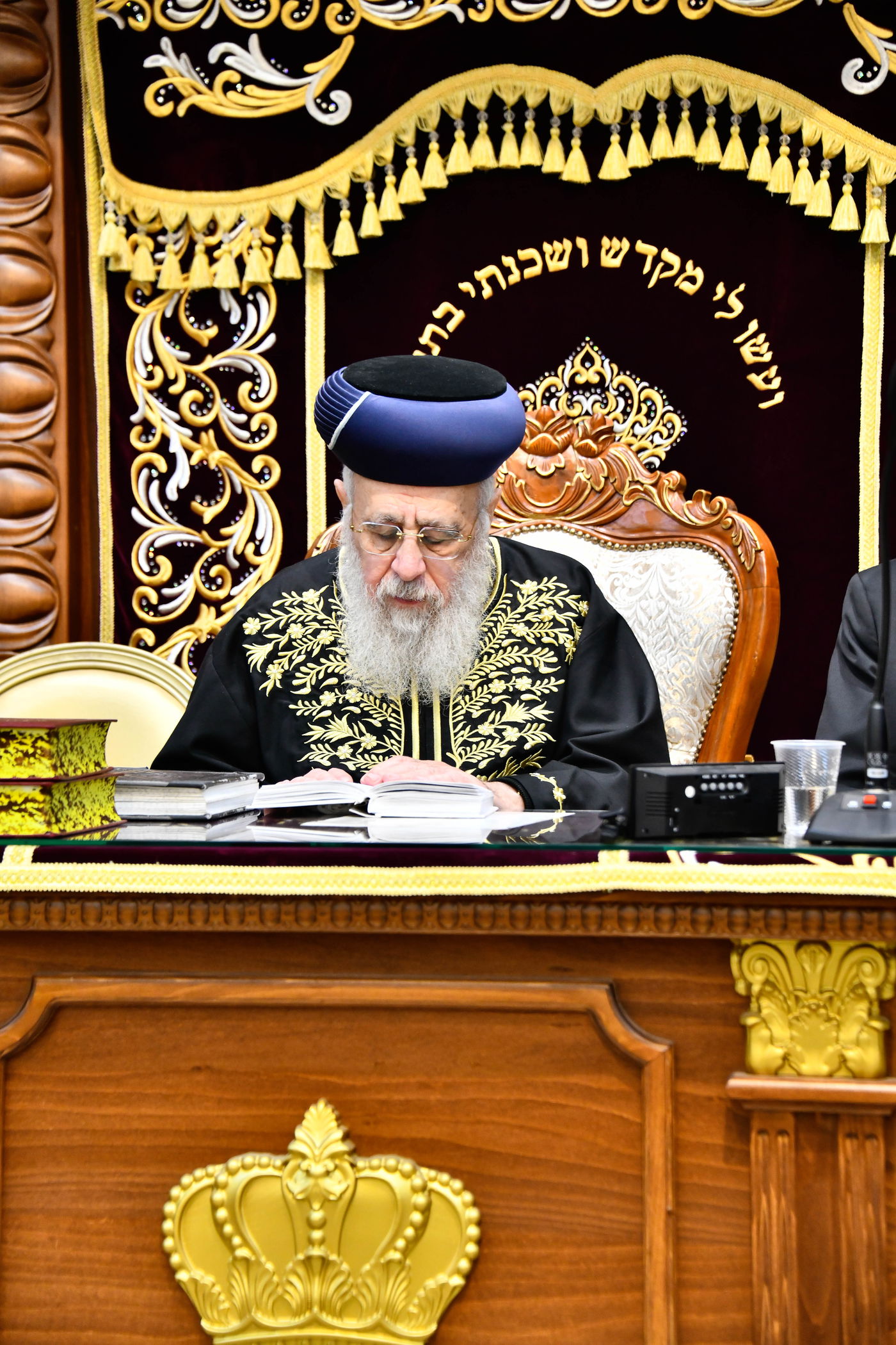 מעמד יציקת עמודי הבית הוראה ועצרת חיזוק בהיכל מרן