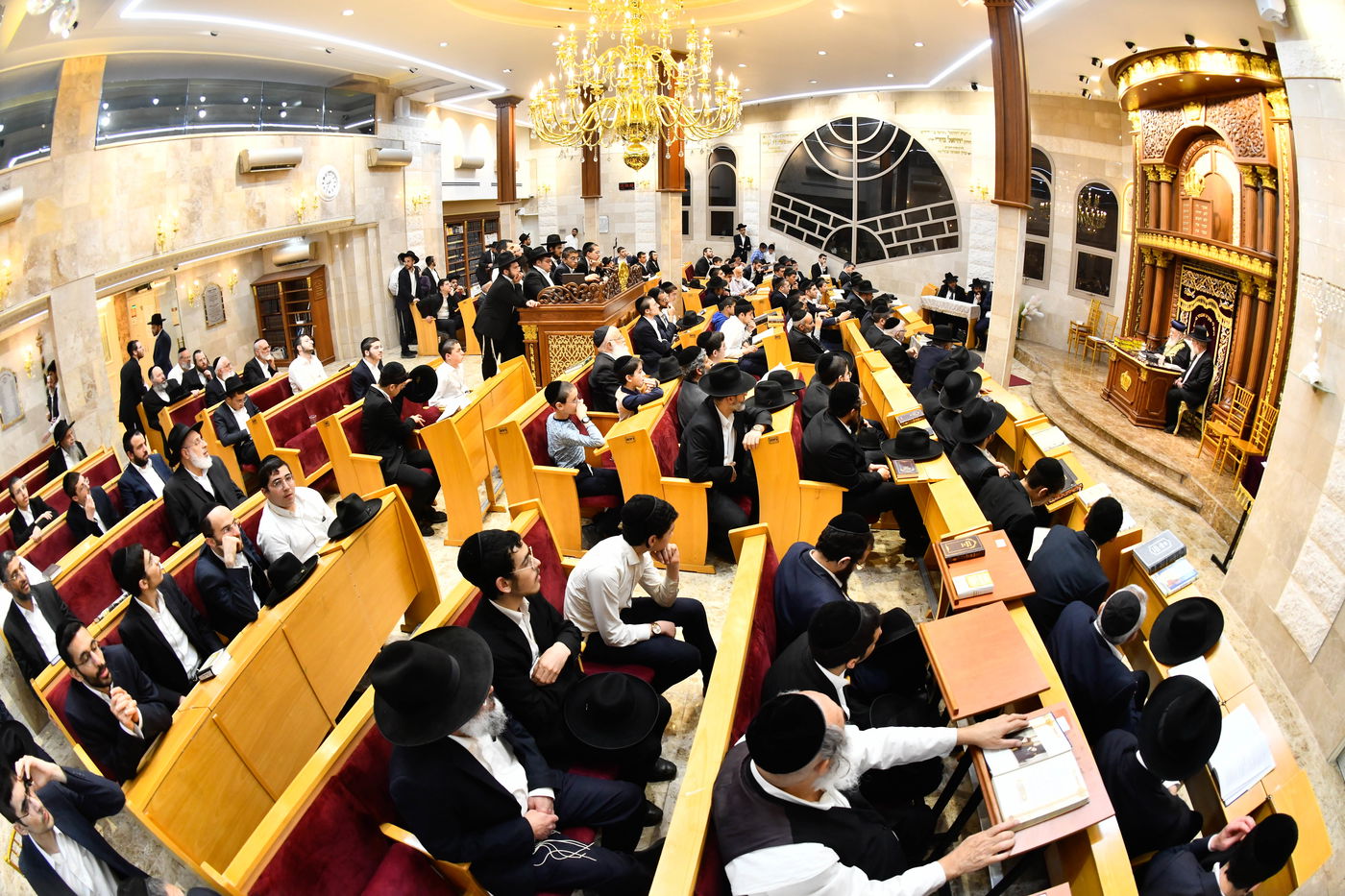 מעמד יציקת עמודי הבית הוראה ועצרת חיזוק בהיכל מרן