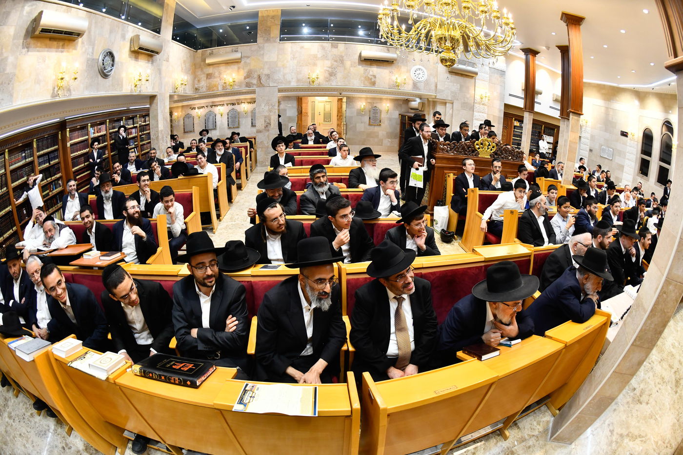 מעמד יציקת עמודי הבית הוראה ועצרת חיזוק בהיכל מרן