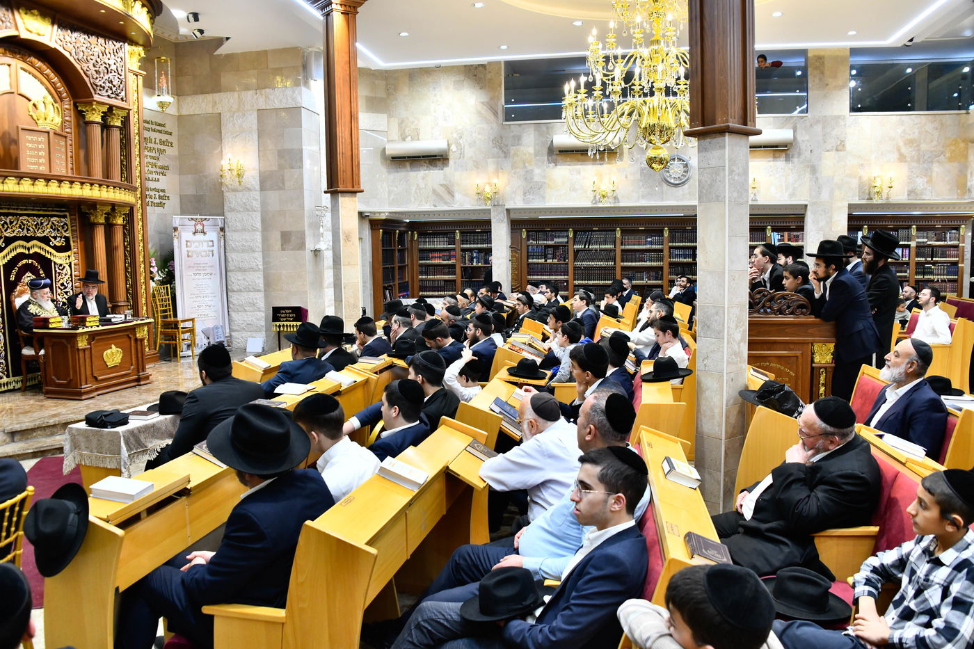 מעמד יציקת עמודי הבית הוראה ועצרת חיזוק בהיכל מרן