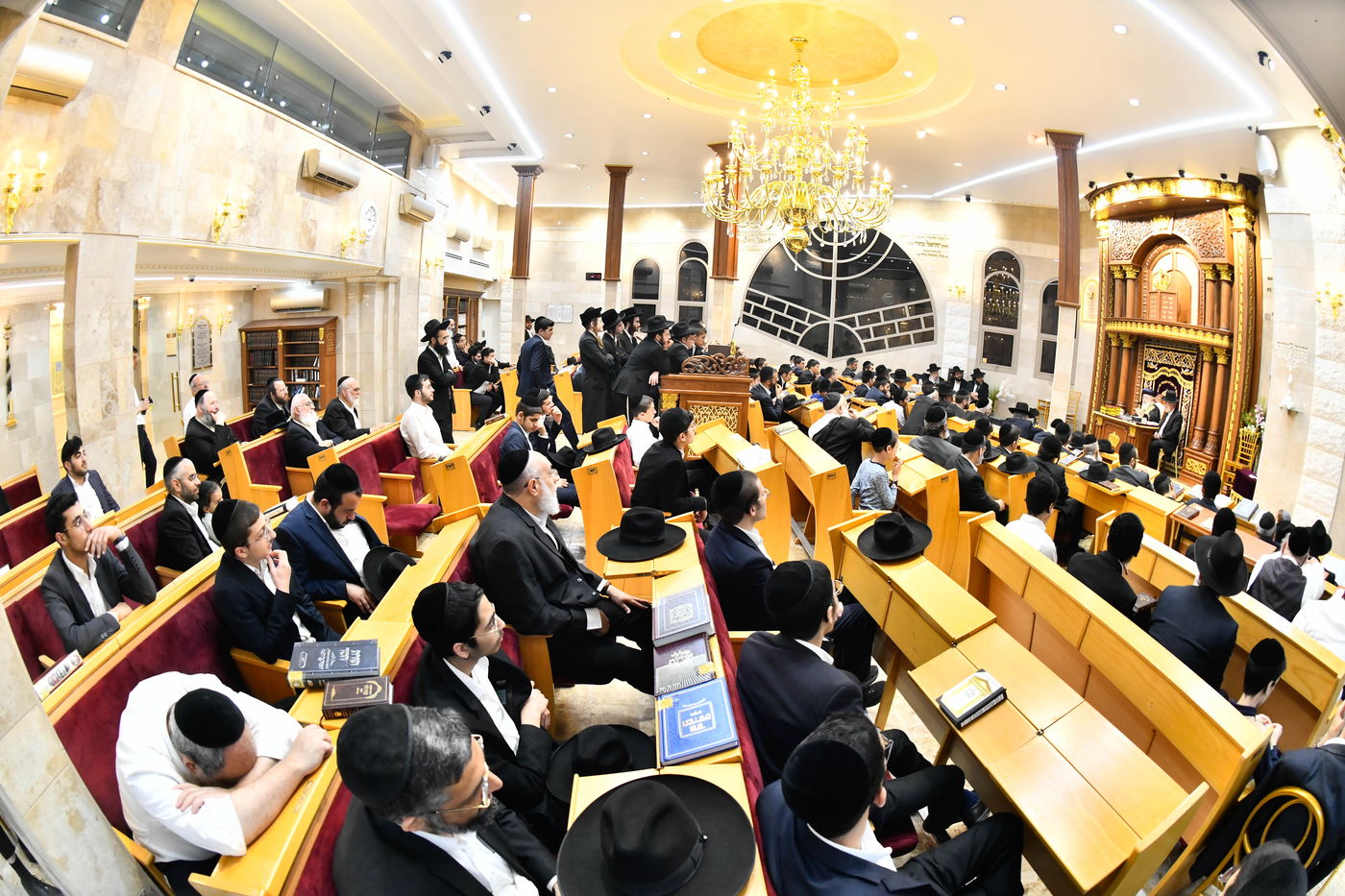 מעמד יציקת עמודי הבית הוראה ועצרת חיזוק בהיכל מרן