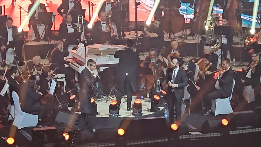 שמוליק סוכות ונפתלי קמפה שרים "בצאת ישראל" במופע