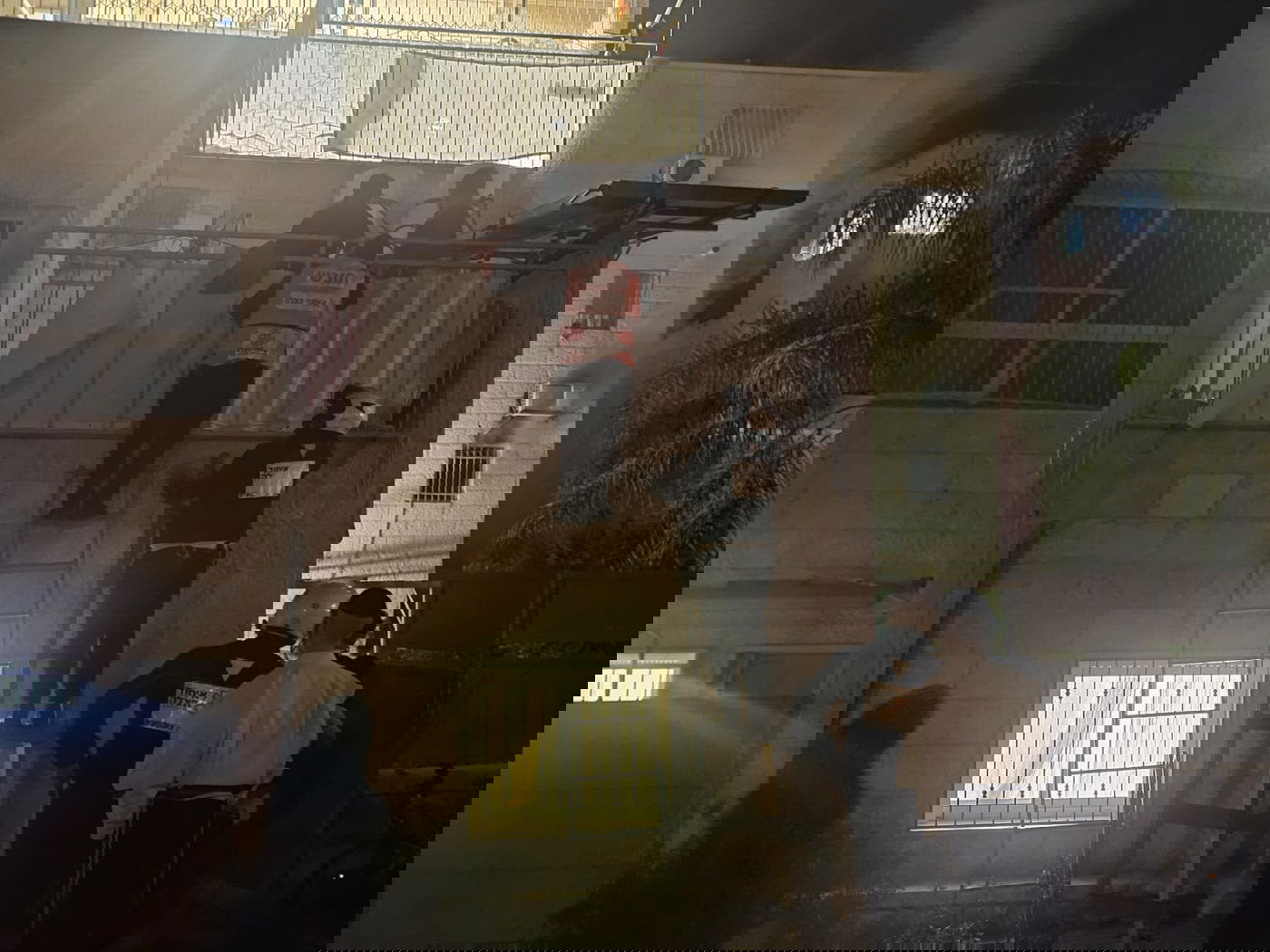 דירה נבנתה בביתר במקום פתח היציאה; המשפחה נלכדה