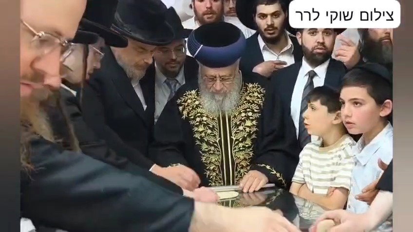 הראשל"צ הגאון רבי יצחק יוסף באפיית מצות