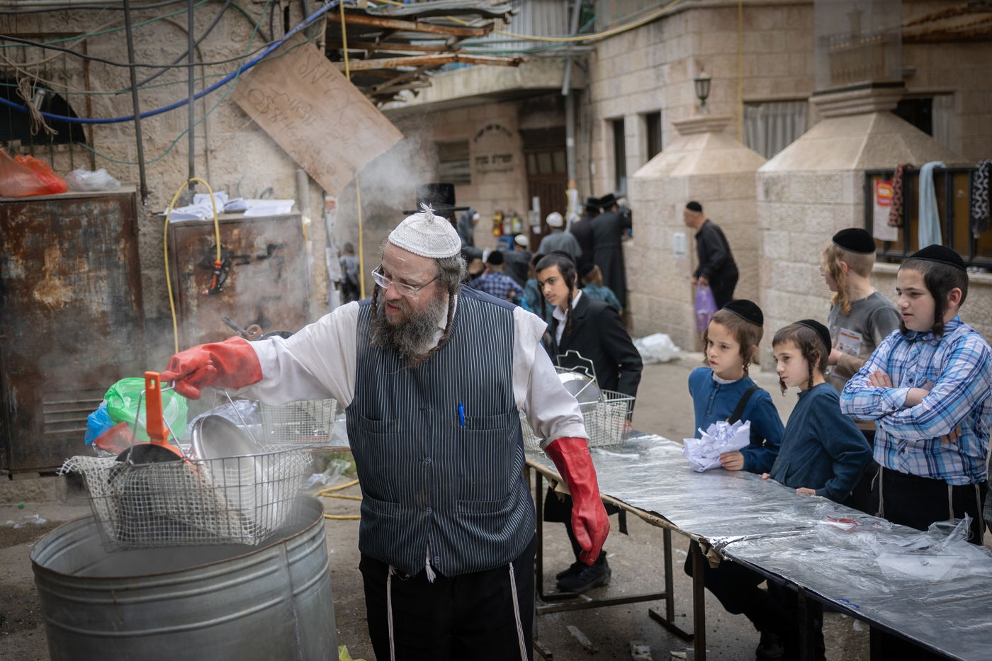 הגעלת כלים וקמחא דפסחא | מאה שערים נערכת לליל הסדר