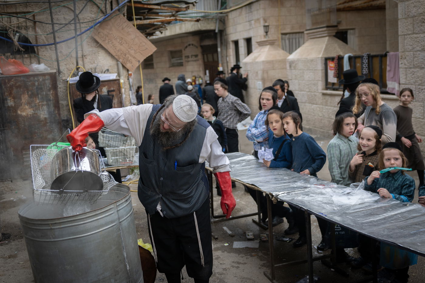 הגעלת כלים וקמחא דפסחא | מאה שערים נערכת לליל הסדר