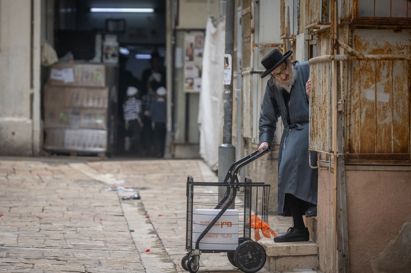 הגעלת כלים וקמחא דפסחא | מאה שערים נערכת לליל הסדר