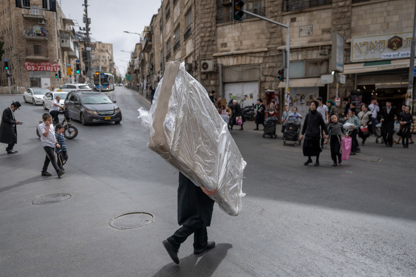 הגעלת כלים וקמחא דפסחא | מאה שערים נערכת לליל הסדר