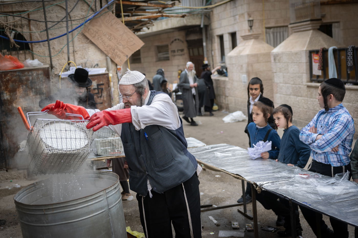 הגעלת כלים וקמחא דפסחא | מאה שערים נערכת לליל הסדר