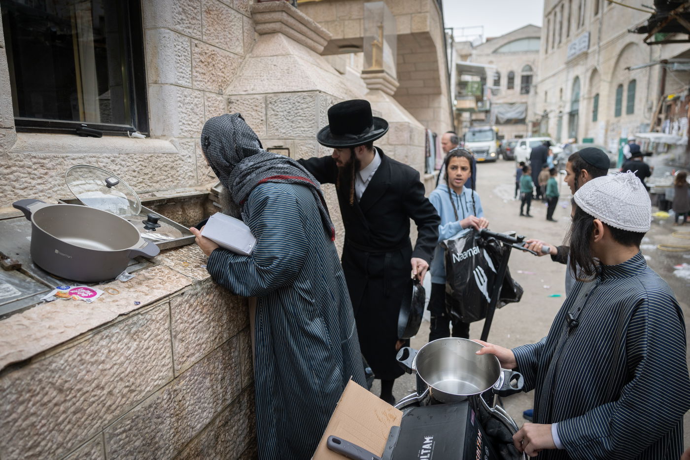 הגעלת כלים וקמחא דפסחא | מאה שערים נערכת לליל הסדר