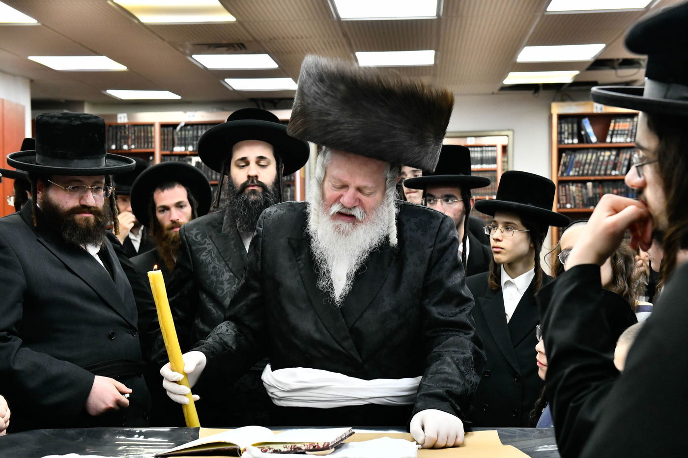 האדמו"ר מפרימשלאן בבדיקת חמץ