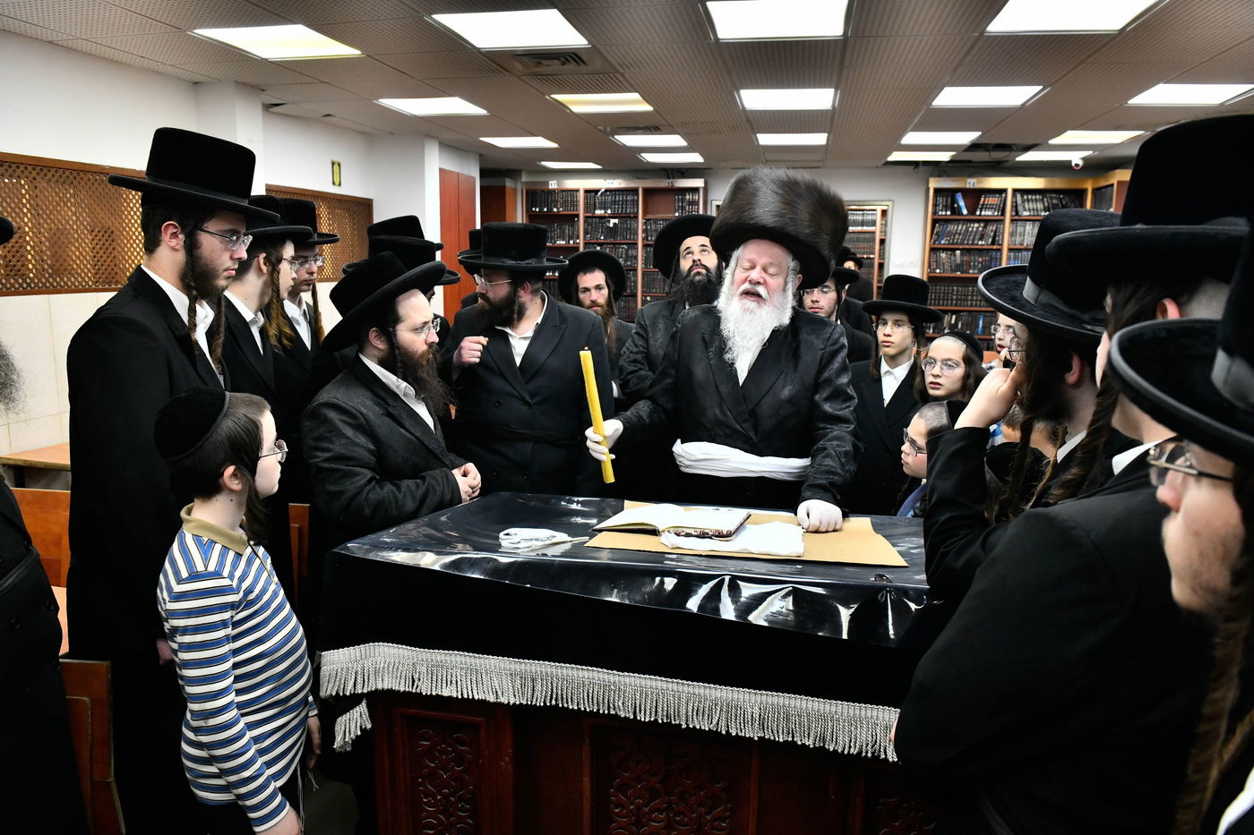 האדמו"ר מפרימשלאן בבדיקת חמץ