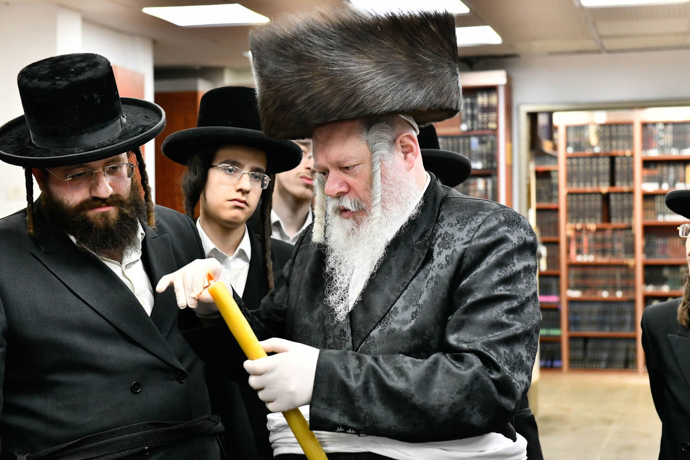 האדמו"ר מפרימשלאן בבדיקת חמץ