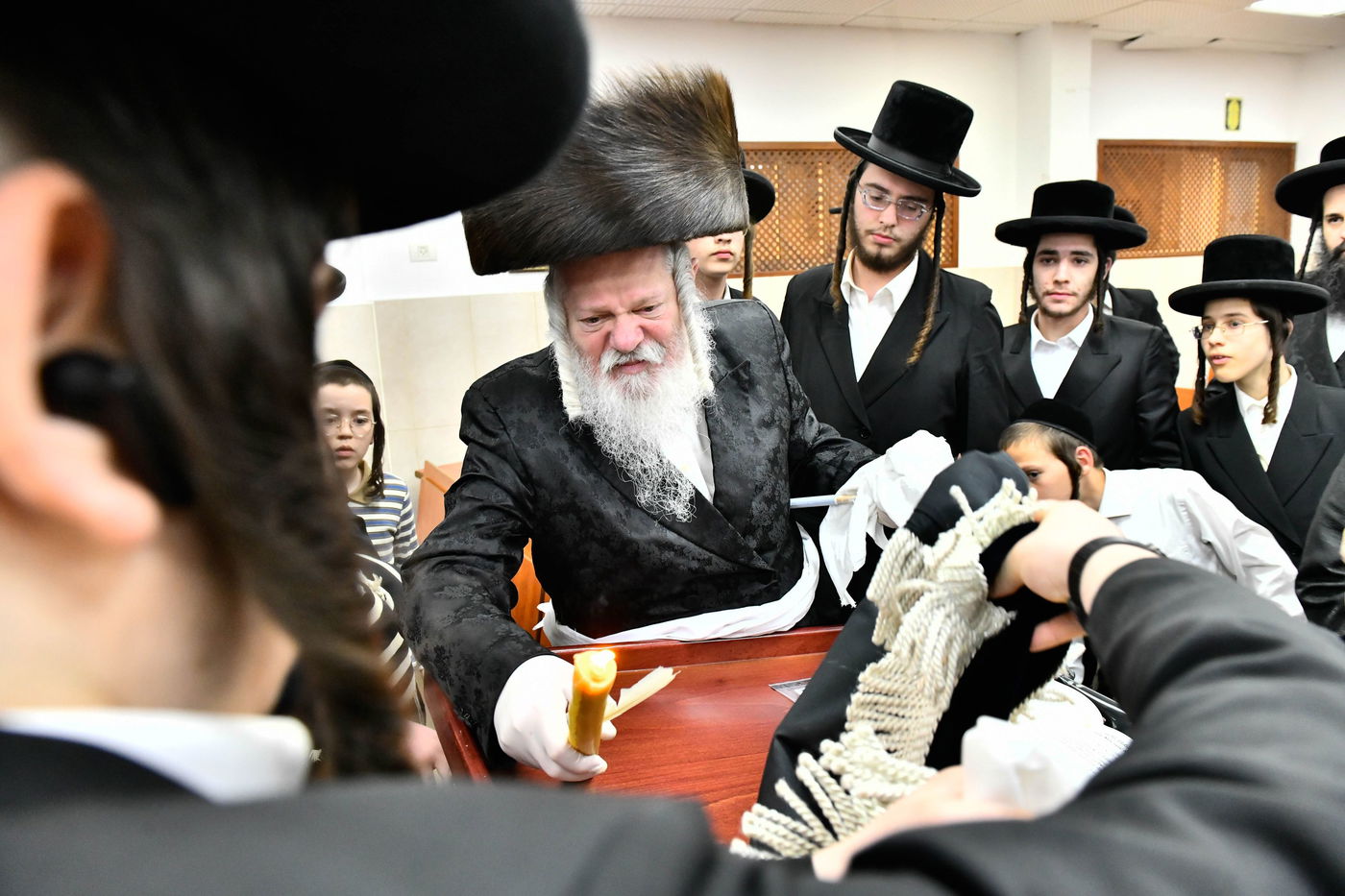 האדמו"ר מפרימשלאן בבדיקת חמץ