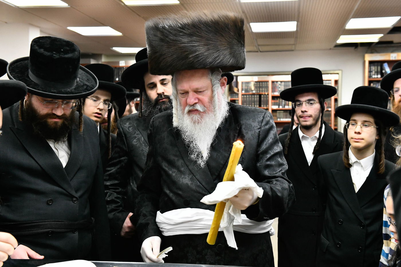 האדמו"ר מפרימשלאן בבדיקת חמץ