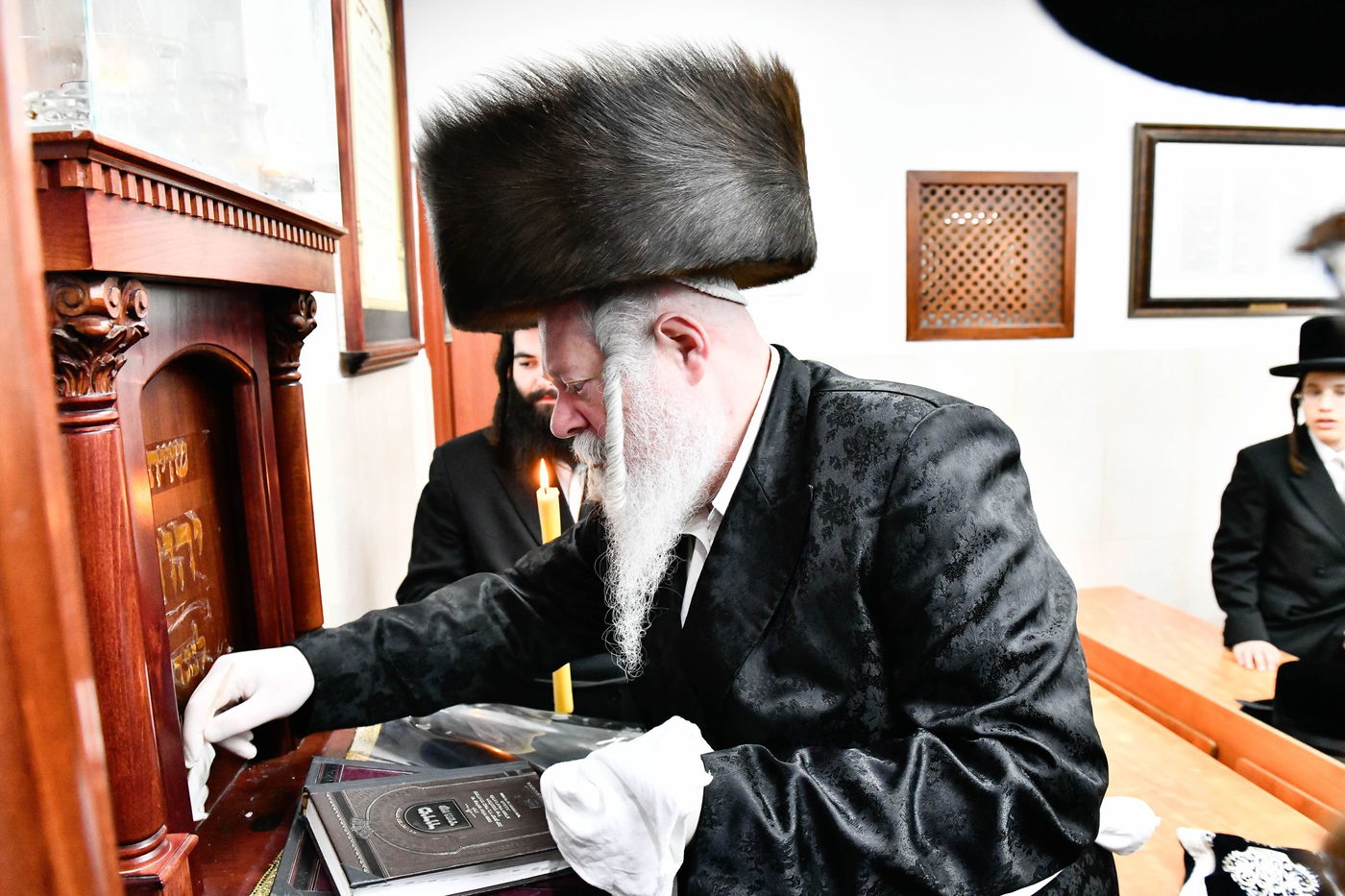 האדמו"ר מפרימשלאן בבדיקת חמץ