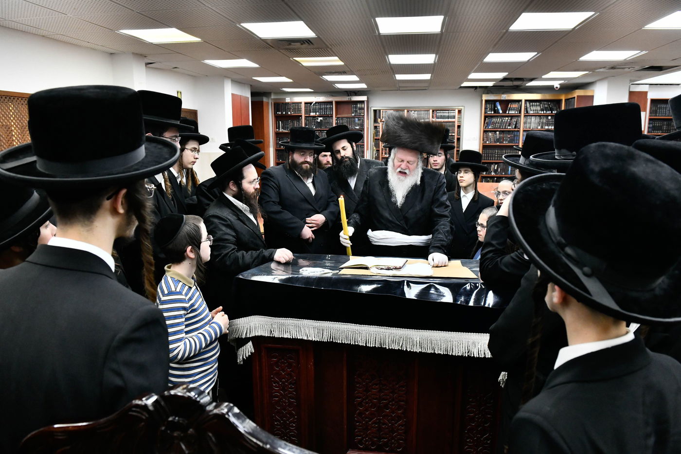 האדמו"ר מפרימשלאן בבדיקת חמץ