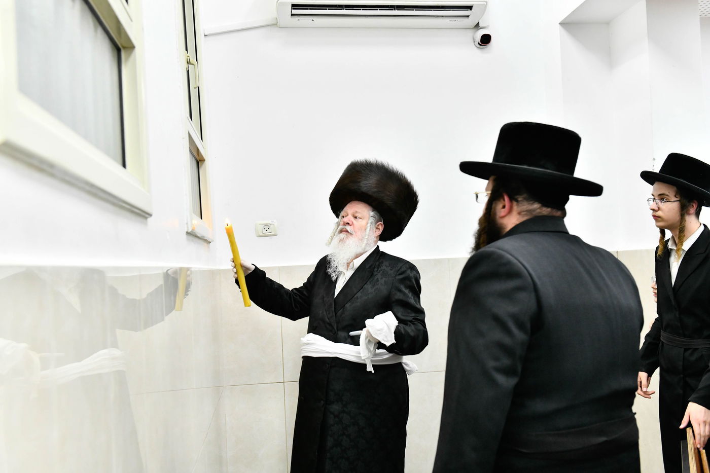 האדמו"ר מפרימשלאן בבדיקת חמץ